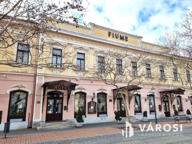 Kétszintes szállodai komplexum Békéscsaba szívében