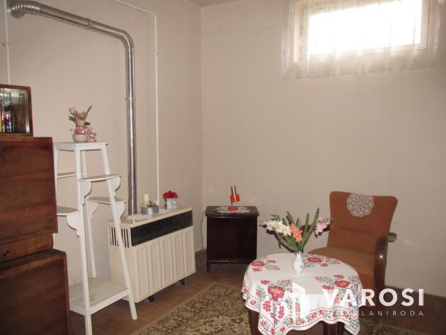 3 szobás családi ház, gazdasági épületekkel.