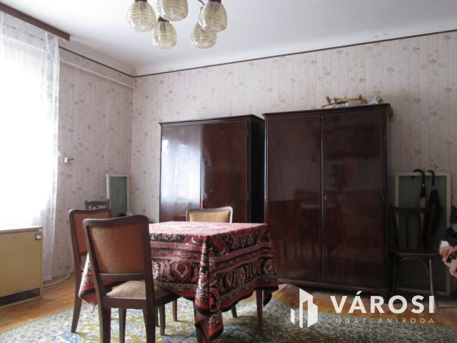 3 szobás családi ház, gazdasági épületekkel.