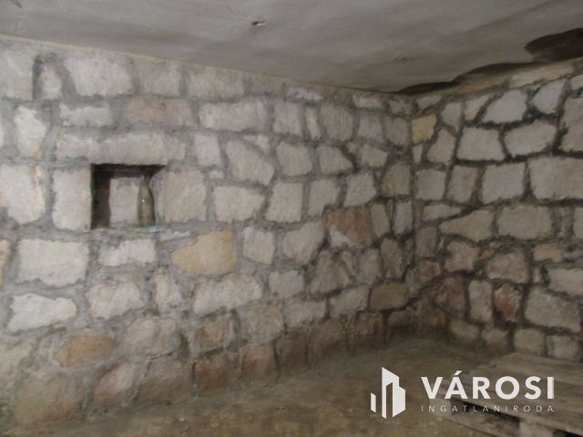 3 szobás családi ház, gazdasági épületekkel.