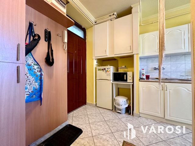 Besztercén 3. emeleti, felújított, erkélyes lakás eladó!