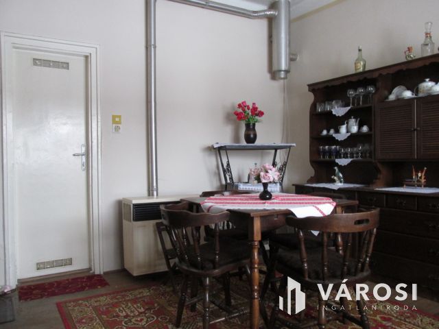 3 szobás családi ház, gazdasági épületekkel.