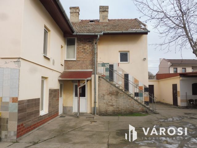 Profitot gyártó ház,jó befektetéssel együtt eladó.