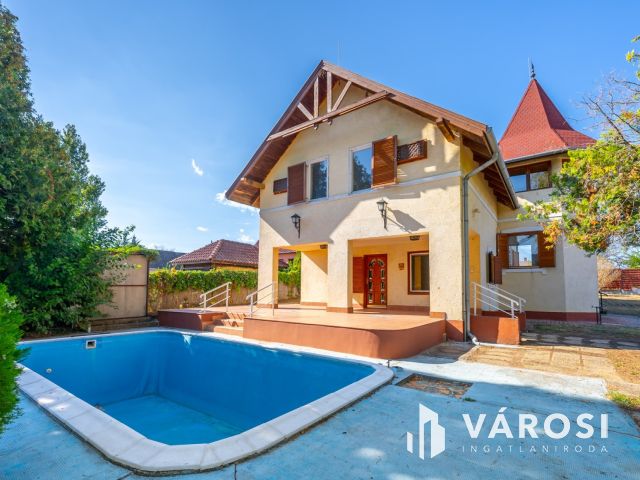 Medencés apartmanház Kőröshegyen eladó