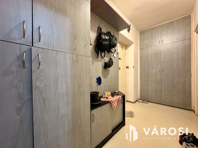 Szerpentin út elején 2. emeleti, 1+1 félszobás lakás eladó!