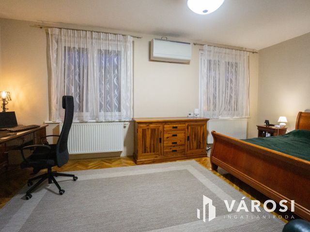 Erkélyes nagy lakás, garázs lehetőséggel a Győr belvárosában