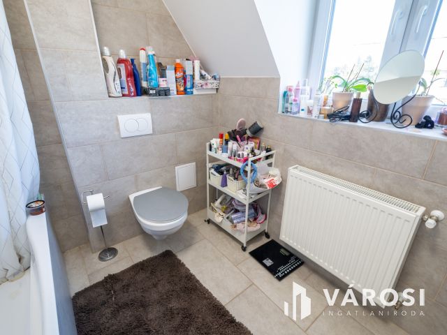 Eladó nappali + 2 háló + 2 autó beállós újszerű lakás Gödön