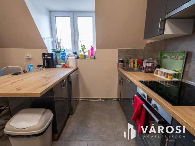 Eladó nappali + 2 háló + 2 autó beállós újszerű lakás Gödön