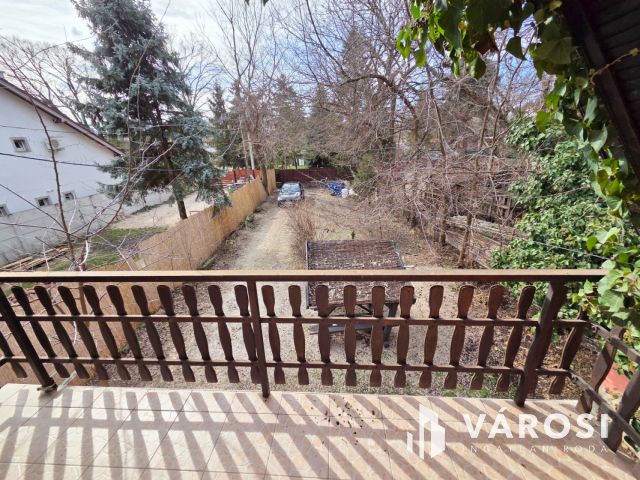 Hangulatos házikó zöld övezetben