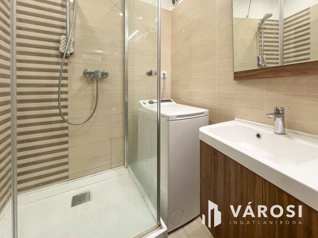 Magasföldszinti, felújított, erkélyes, 2 szobás lakás