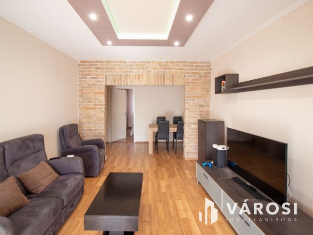 Magasföldszinti, felújított, erkélyes, 2 szobás lakás