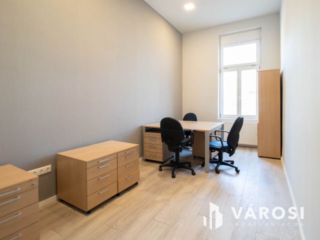 15 m2-es, 3. emeleti iroda kiadó a Podmaniczky utcában