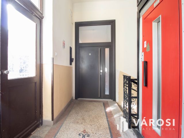 15 m2-es, 3. emeleti iroda kiadó a Podmaniczky utcában