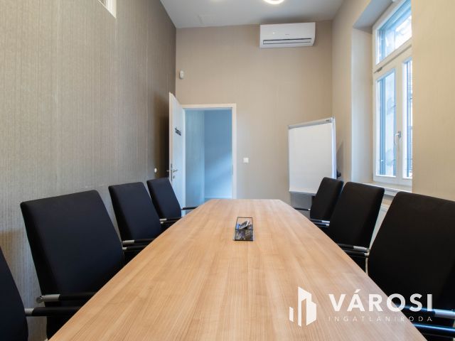 15 m2-es, 3. emeleti iroda kiadó a Podmaniczky utcában