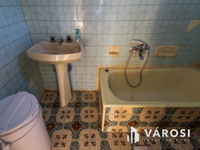 Napfényes családi ház, jó szerkezettel, a Várhoz közel