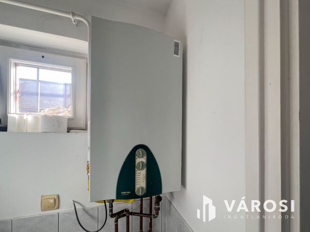 Kiadó üzlethelyiség forgalmas út mellett