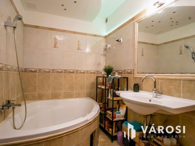 Korszerű 4 szobás téglalakás Palotavárosi a tavaknál