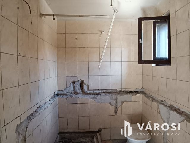 Dömsödön felújitást igényló családi ház eladó jó áron!