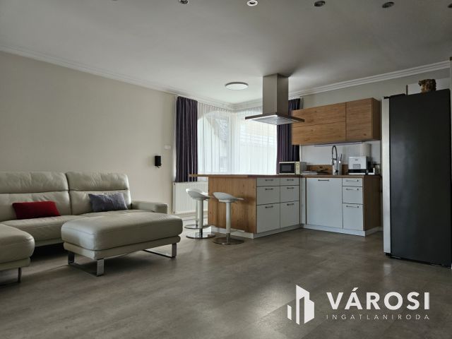 Igényes, felújított ház két lakrésszel Győrszentivánon