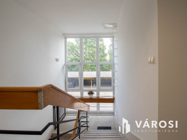 21 m2-es, részben berendezett, emeleti iroda a Pesti úton