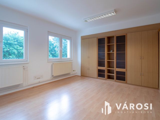 21 m2-es, részben berendezett, emeleti iroda a Pesti úton