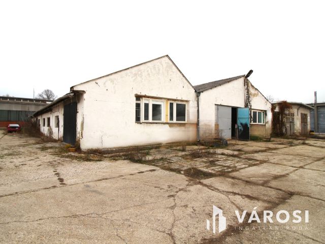 Eladó raktár, garázs, üzlethelység Dorog belvárosa mellett