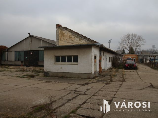 Eladó raktár, garázs, üzlethelység Dorog belvárosa mellett