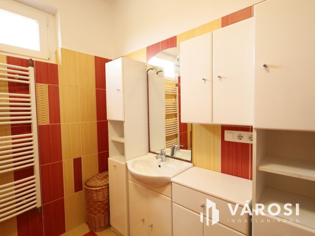 „4 külön szoba,de igény szerint akár 6 szobássá alakítható.”