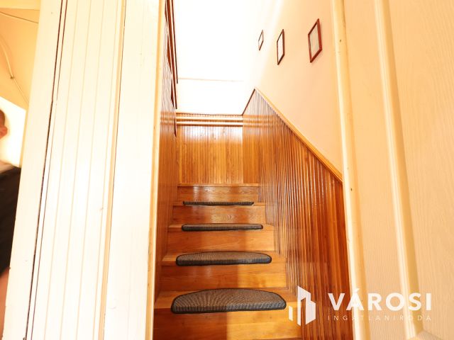 „4 külön szoba,de igény szerint akár 6 szobássá alakítható.”