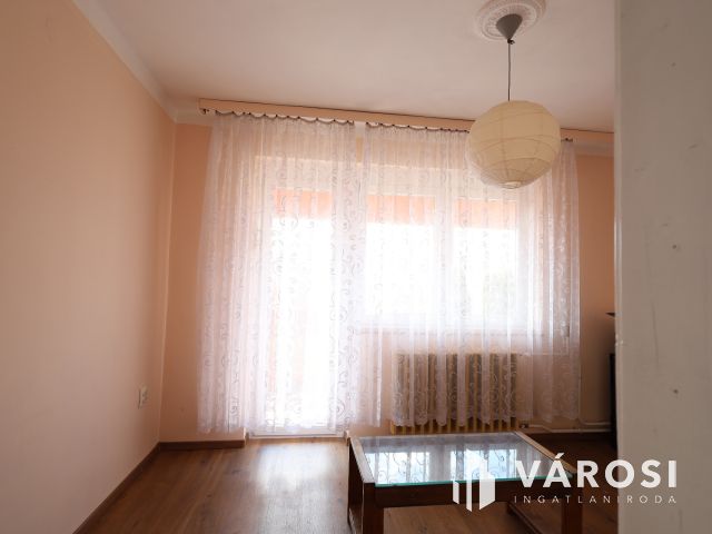 „4 külön szoba,de igény szerint akár 6 szobássá alakítható.”