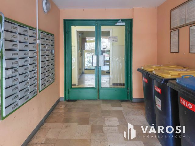 Világos, 2 szobás lakás beépített erkéllyel, remek helyen