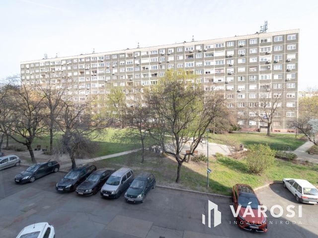 Világos, 2 szobás lakás beépített erkéllyel, remek helyen