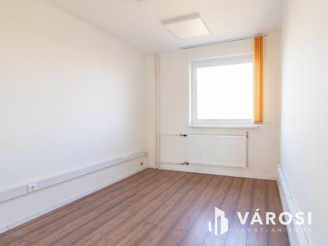 48 m2-es, két helyiséges, teakonyhás, 2.emeleti iroda