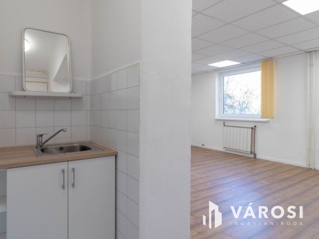 48 m2-es, két helyiséges, teakonyhás, 2.emeleti iroda