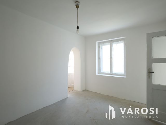 Napfény a város szélén.