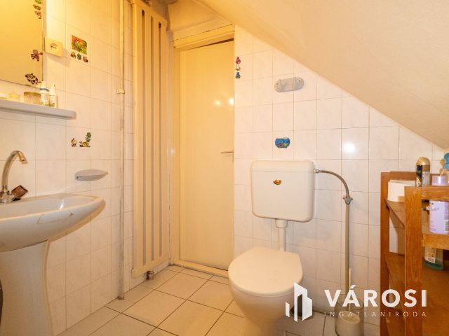 Kétszintes ötszobás-tégla falazatú családi ház Jamina elején