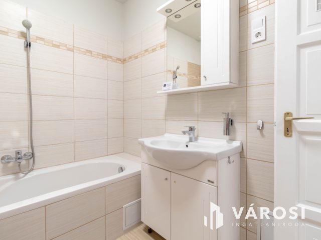 A Nyugati szomszédságában, csendes házban, felújított lakás