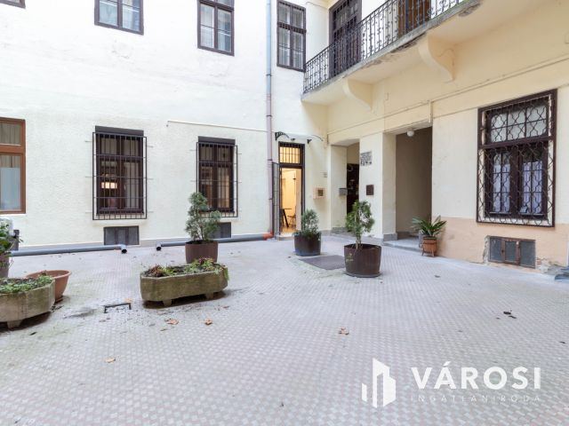 A Nyugati szomszédságában, csendes házban, felújított lakás