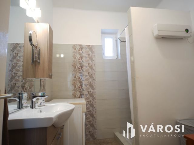 Csendes, kertvárosi otthon nagy telek, felújított ház.