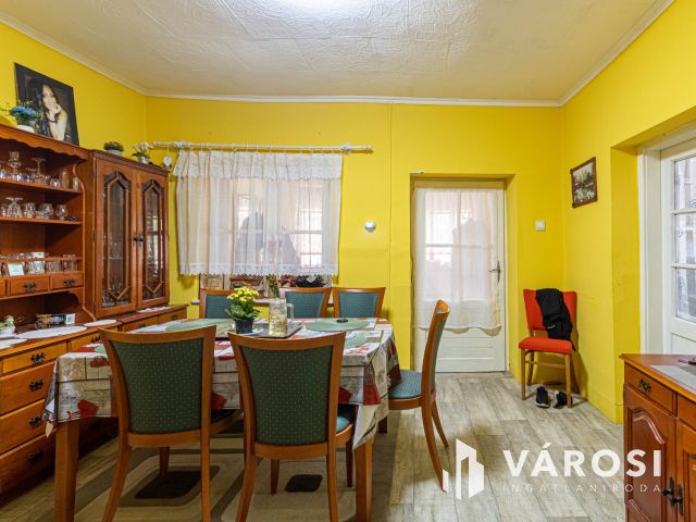 Sarkad fő utcáján két szobás családi ház eladó