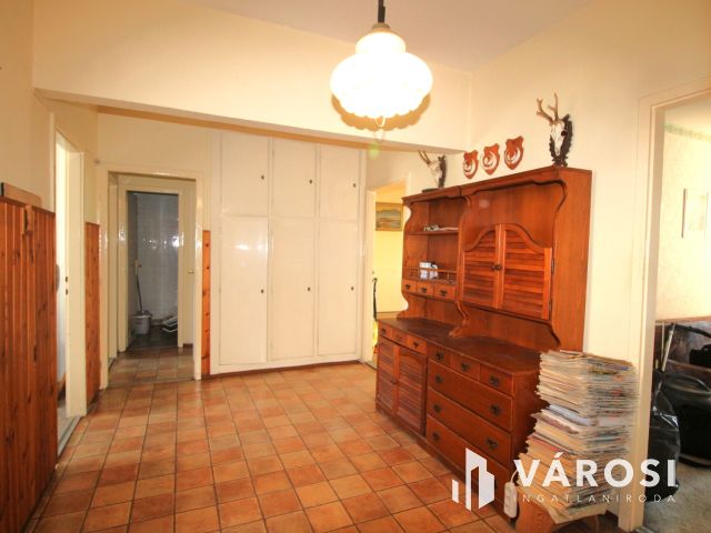 4 szobás, nagy erkélyes lakás, Sárváron, a "Dékán saroknál"