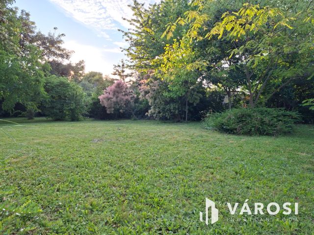 Felújított nyaraló csendes zsákutcában