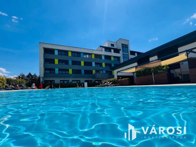 Eladó lakás Balatonföldváron, medencés társasházban