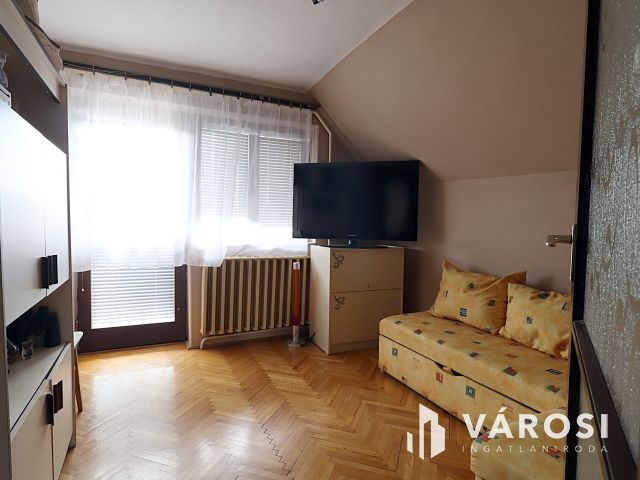 Parád központjában eladó sok lehetőséget rejtő családi ház