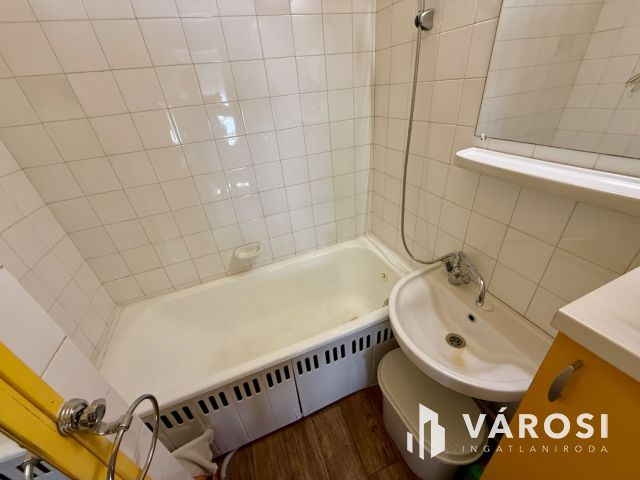 Makarenkó úton 1 szobás, gáz cirkós lakás eladó!