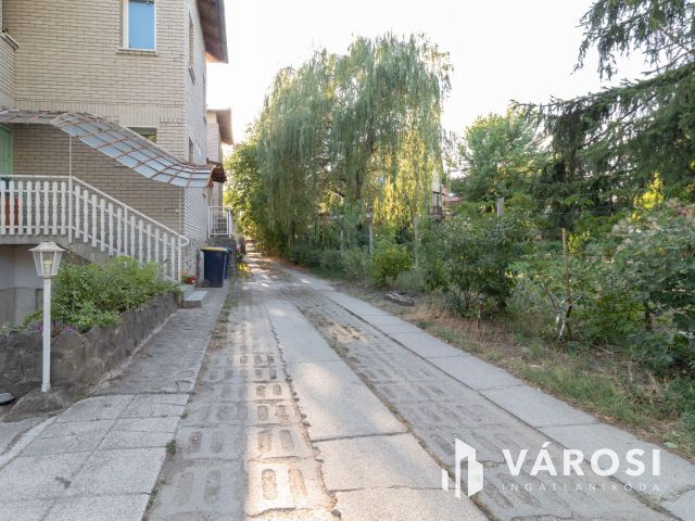 25 m2-es, ablakos, alagsori lakás a Római-part közelében
