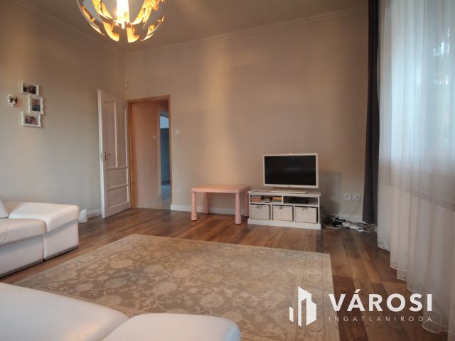 170 m²-es városi villa saját parkkal – a Károlyi telepen