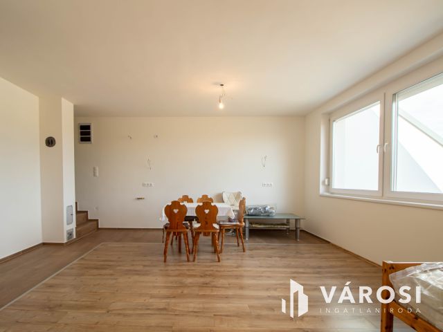 Újépítésű otthon panorámával, garázzsal és kerttel