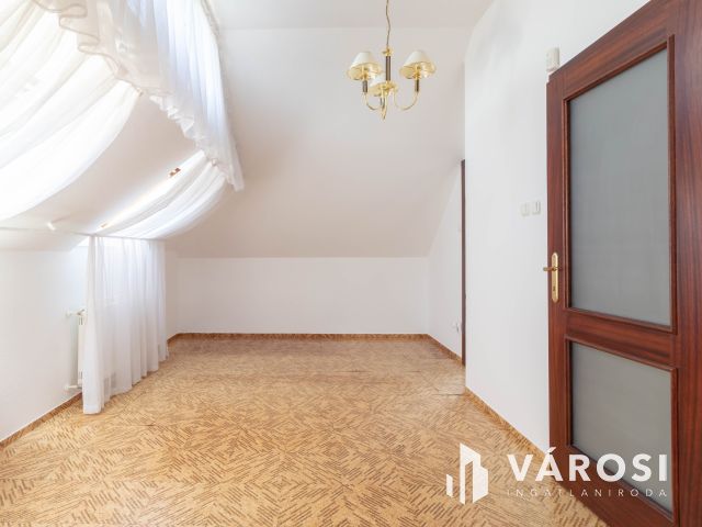 Budai zöldövezetben 149 m2-es sorházi, kertes villa lakás