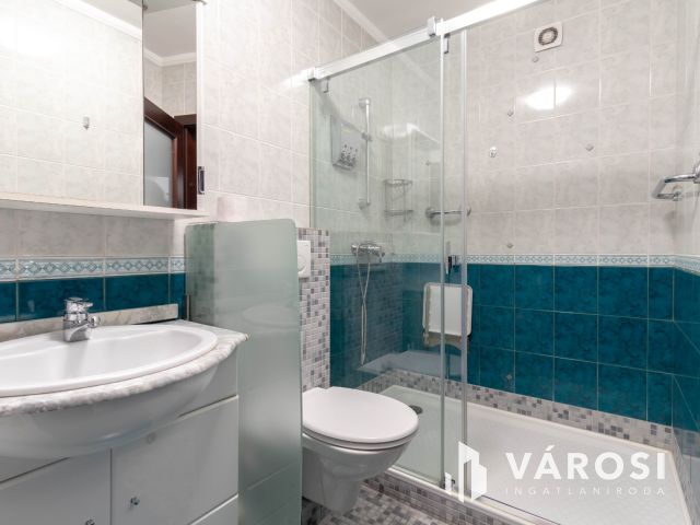 Budai zöldövezetben 149 m2-es sorházi, kertes villa lakás